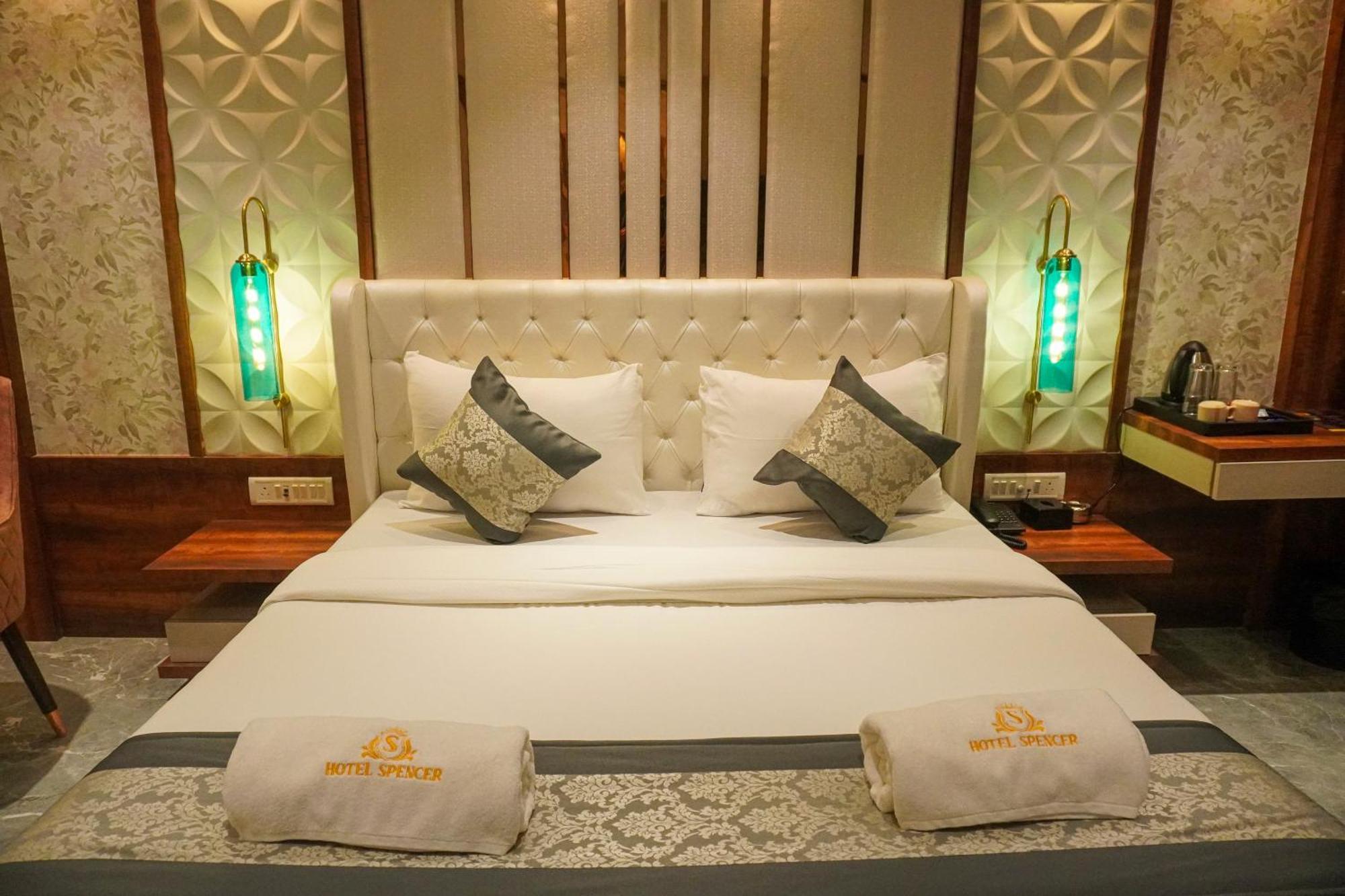 Hotel Spencer-Нави Мумбай Екстериор снимка